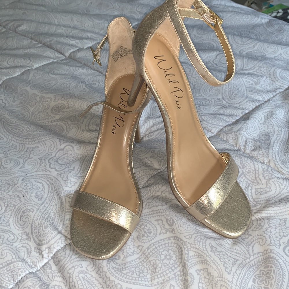 BNWT Gold heels